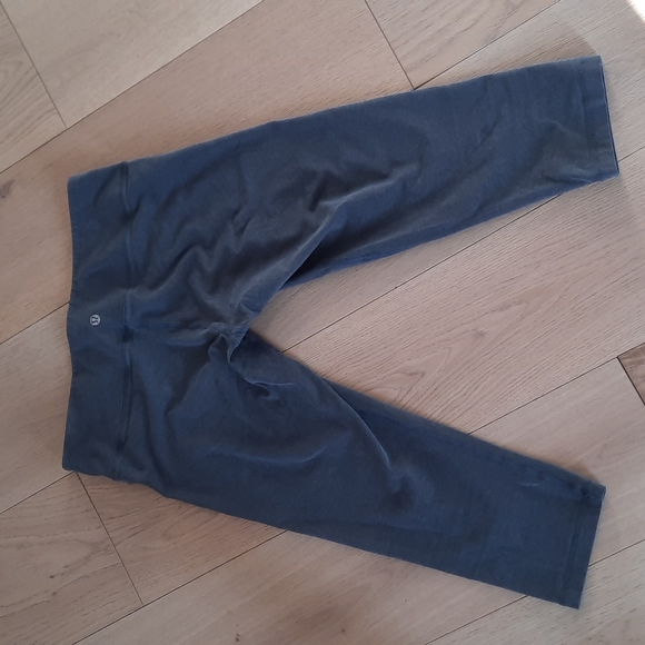 LULULEMON Sz 8 Cropped Grey Leggings SUPER SOFT!! - Picture 2 of 6